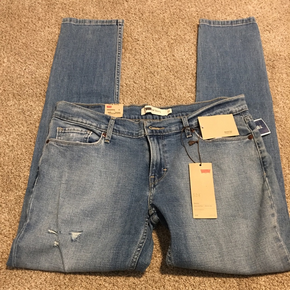 NWT Distressed Levi’s 524 Skinny Size 11